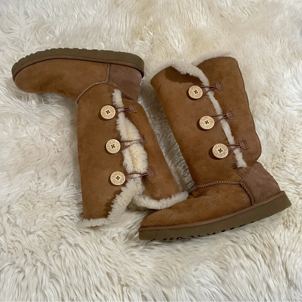 UGG Australia Women's Bailey Button Triplet II Size 10